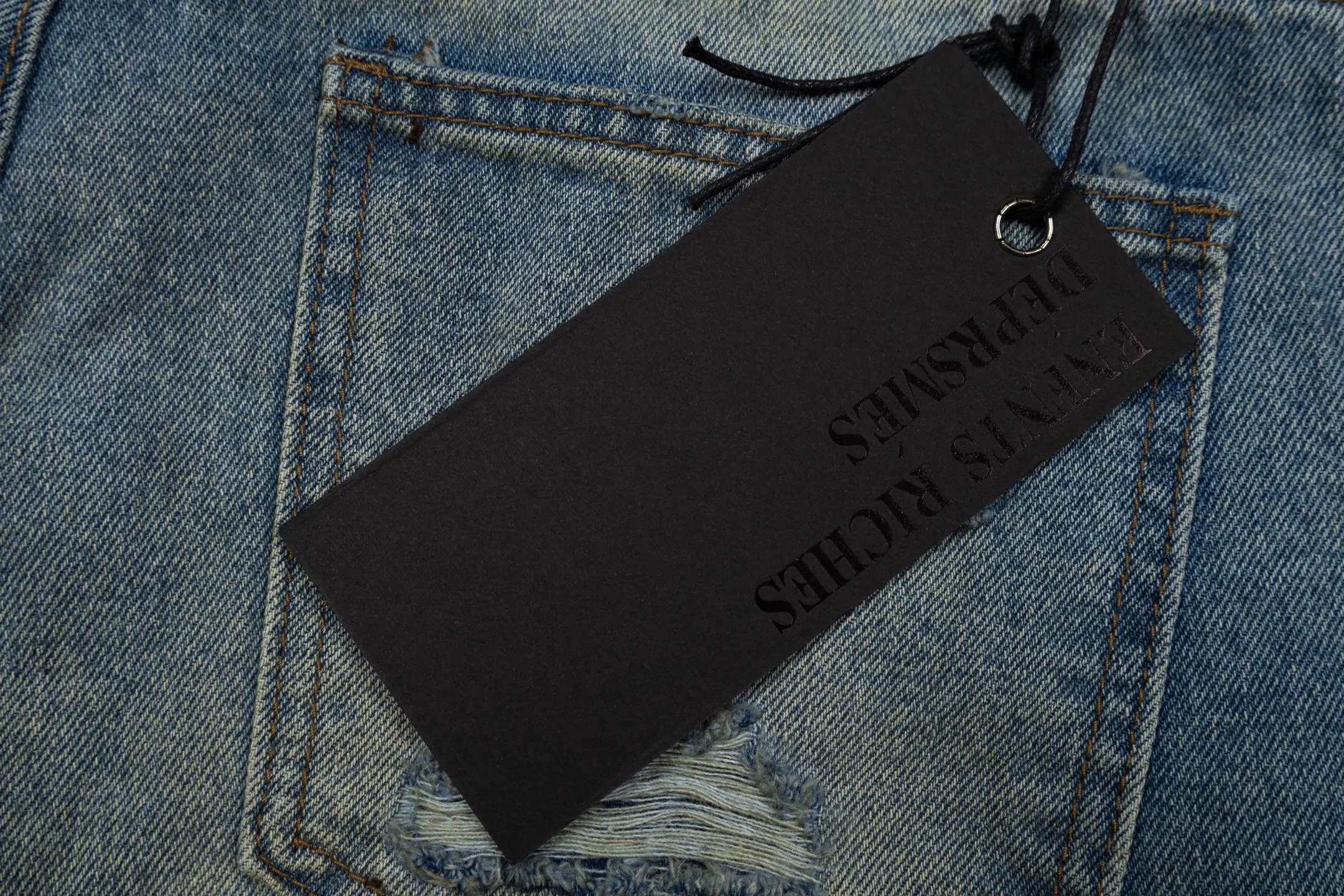 The top version, ERD 25ss, is a melancholy rich second-generation washed, distressed, knife-cut, mud-dyed, micro-flared loose-fitting jeans. It is not a basic style for the street. It comes with a Retro filter, so you are not afraid of bumping into it when walking on the street. The distressed, washed blues are super textured, soft and don’t rub your legs, and they are comfortable to wear~ The straight-cut, micro-flared version really hides your skin! My thick legs and uneven legs are all covered up for me, and they turn into cartoon legs in seconds 👖 Paired with a black sweatshirt + Canvas Shoes, the Korean street style is straight away, a lazy person can just go out with this outfit in early autumn, he is ridiculously handsome! Style number: # Size: 28 30 32 34 (S-XL) Color: Blue